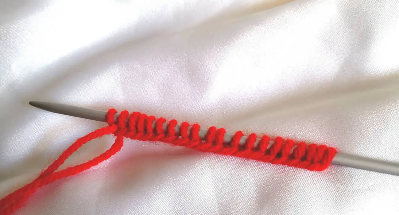 Vue des mailles sur une aiguille à tricoter