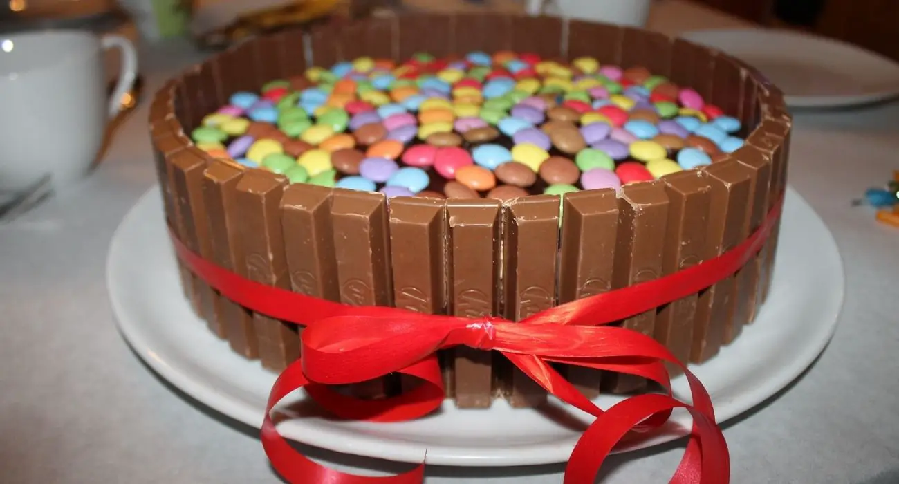 gâteau d'anniversaire décoré de smarties